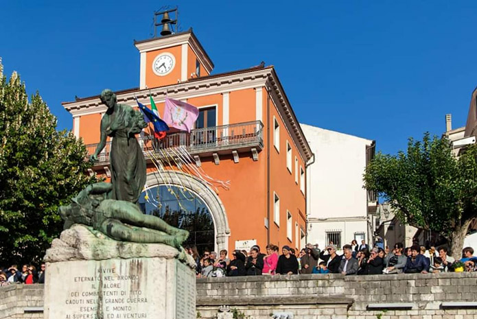 monumento piazza michele luongo